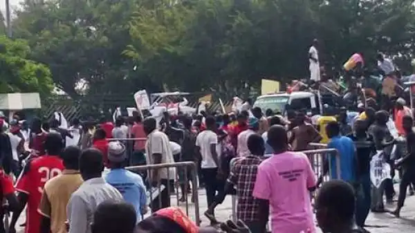 BREAKING News: Massive Protest Breaks-out at National Assembly Abuja...Find Out Why